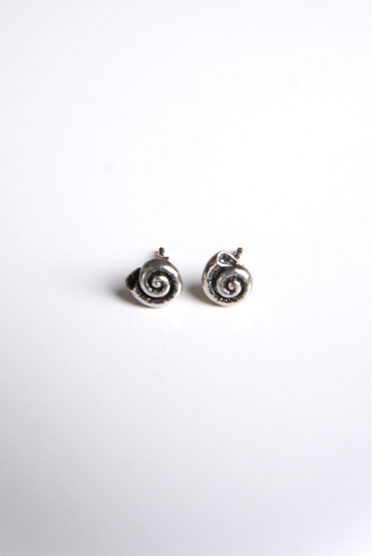 Deadstock, petit silver pierced earrings "shell"
