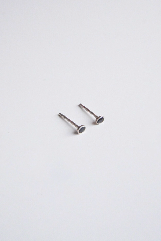 Deadstock, stone pierced earrings in black
