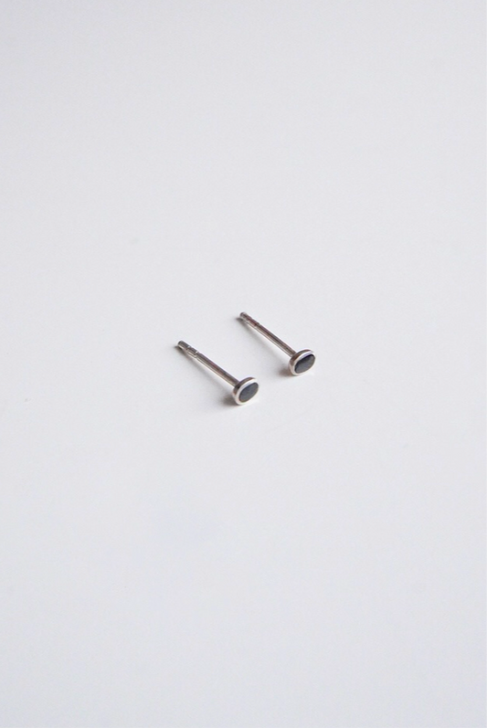 Deadstock, stone pierced earrings in black
