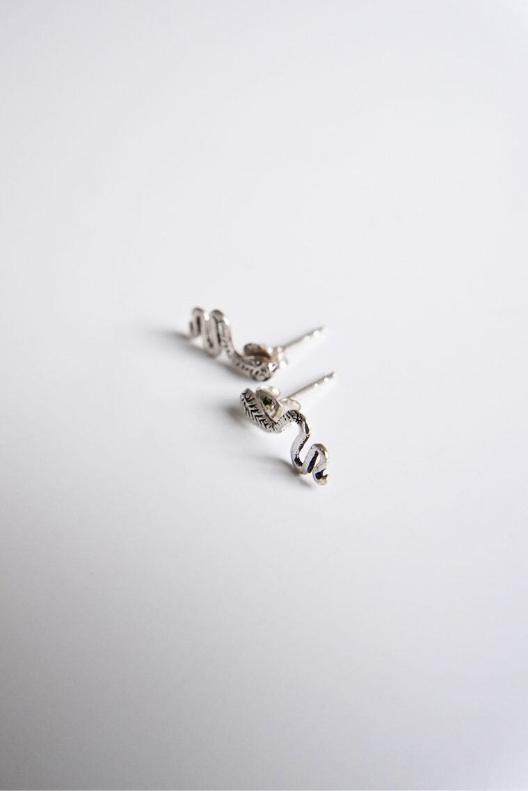 Deadstock, petit silver pierced earrings "snake"