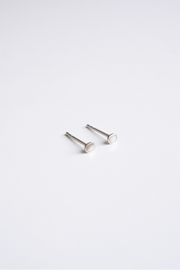 Deadstock, shell filled oval pierced earrings