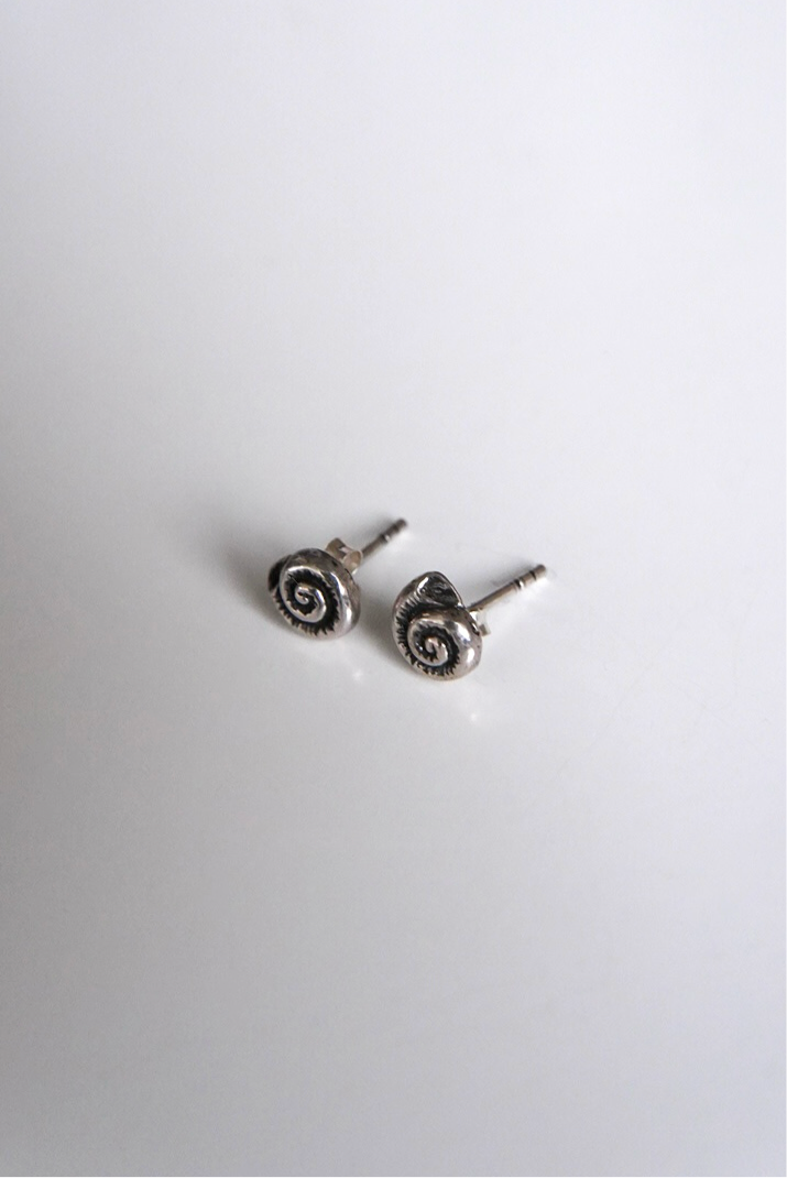 Deadstock, petit silver pierced earrings "shell"