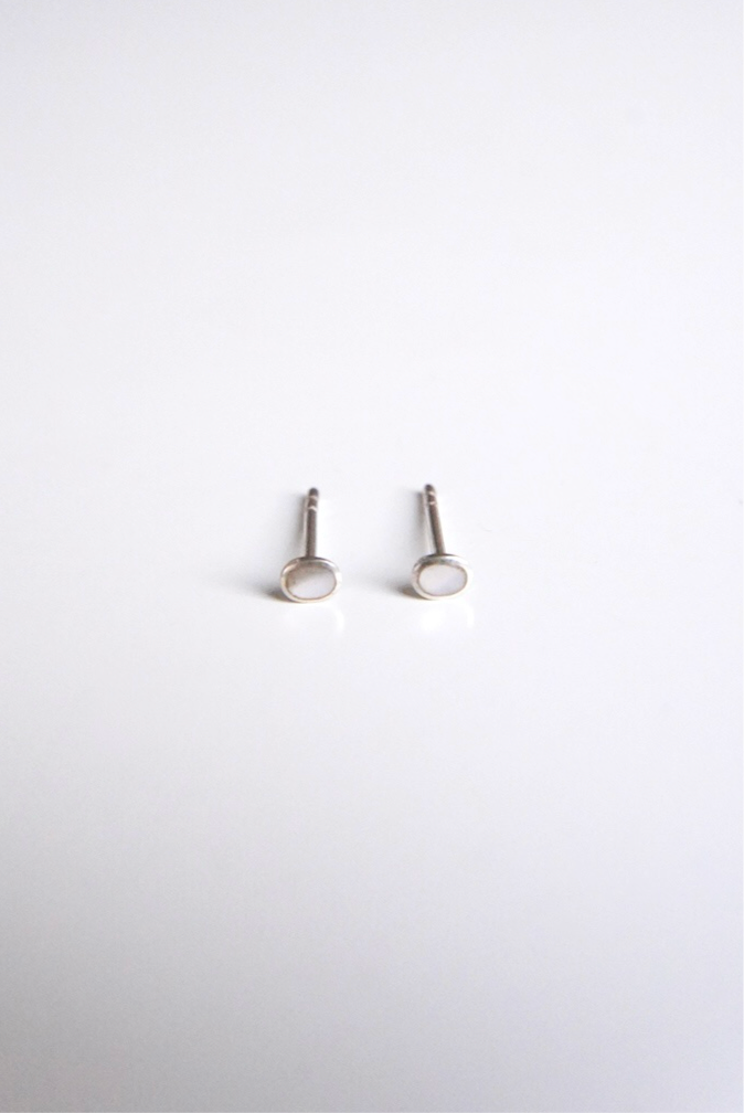 Deadstock, shell filled oval pierced earrings