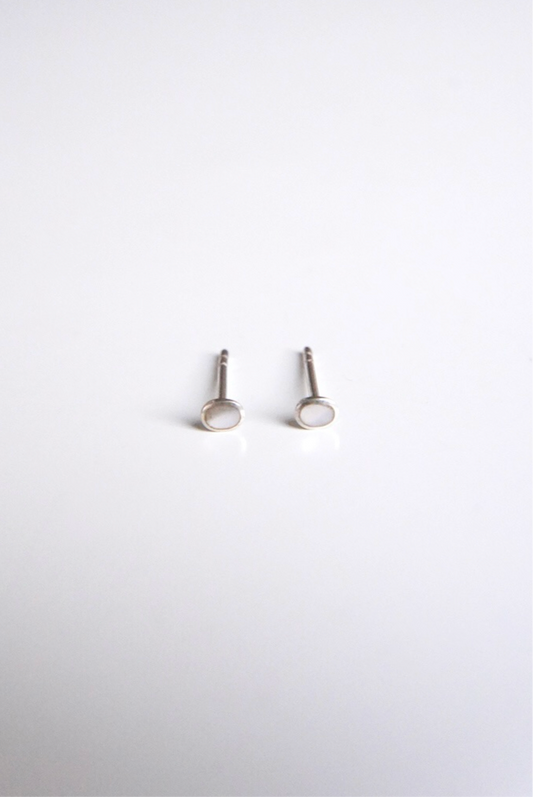 Deadstock, shell filled oval pierced earrings