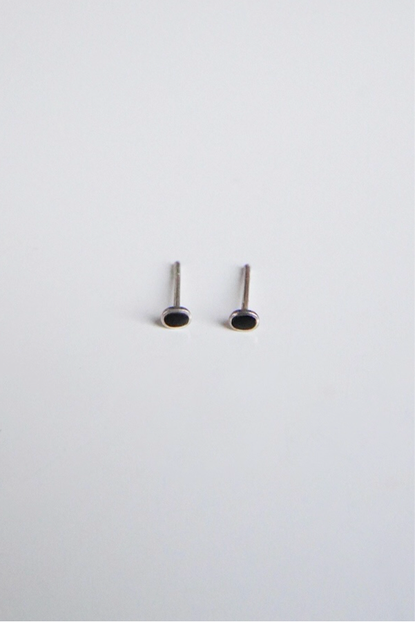 Deadstock, stone pierced earrings in black