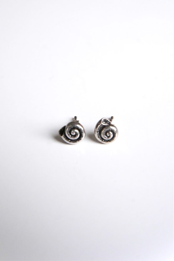 Deadstock, petit silver pierced earrings "shell"